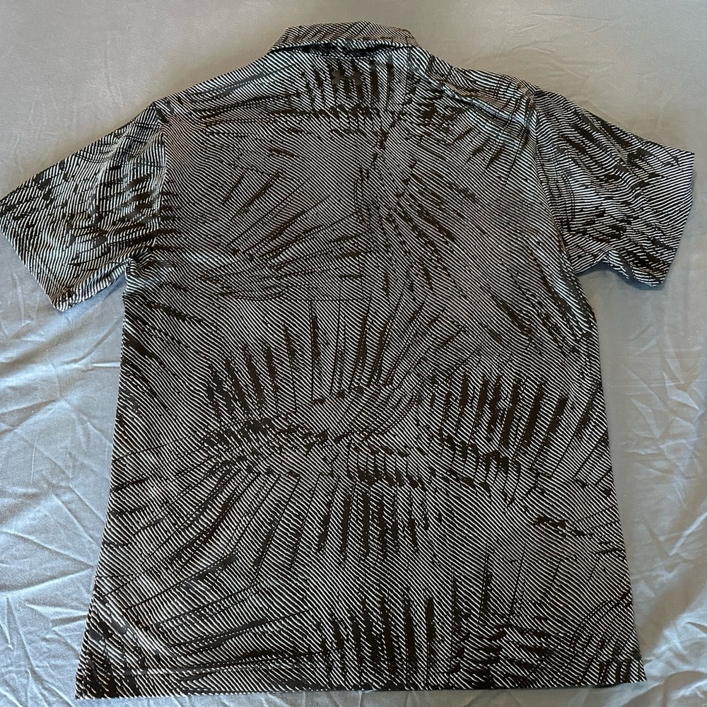 Under‎ Armour Black and White Graphic Shirt - Picture 2 of 3